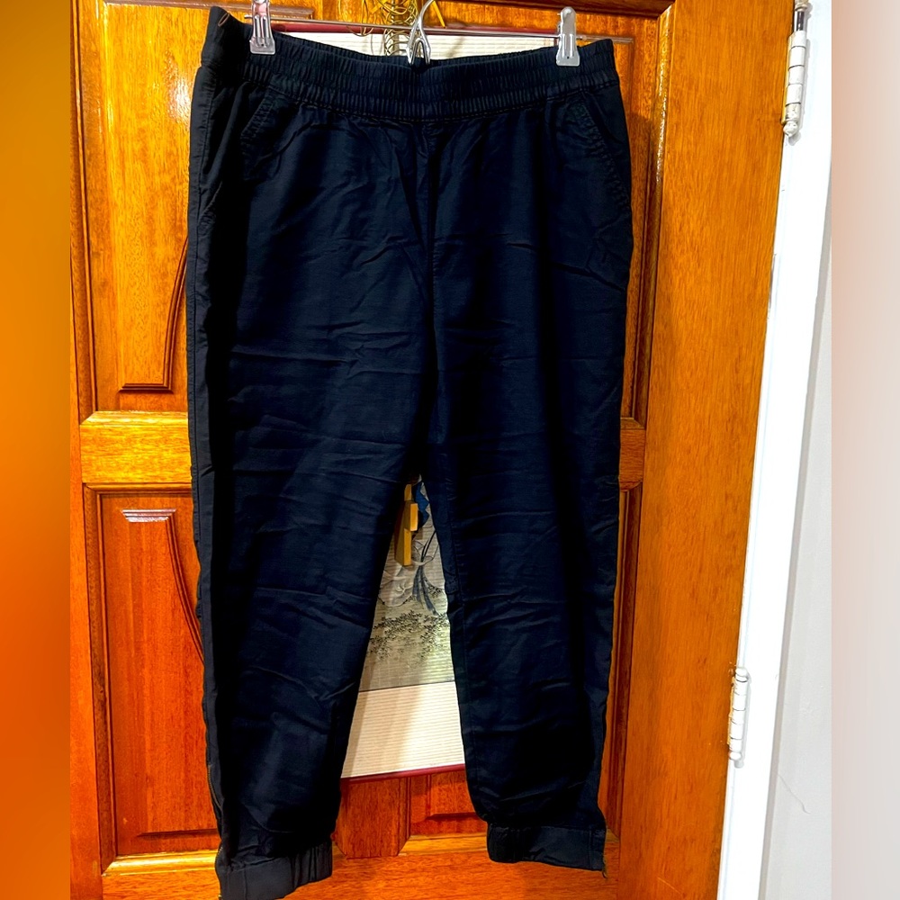 EUC Large Black Levi Brand Joggers with Zipper Ankle